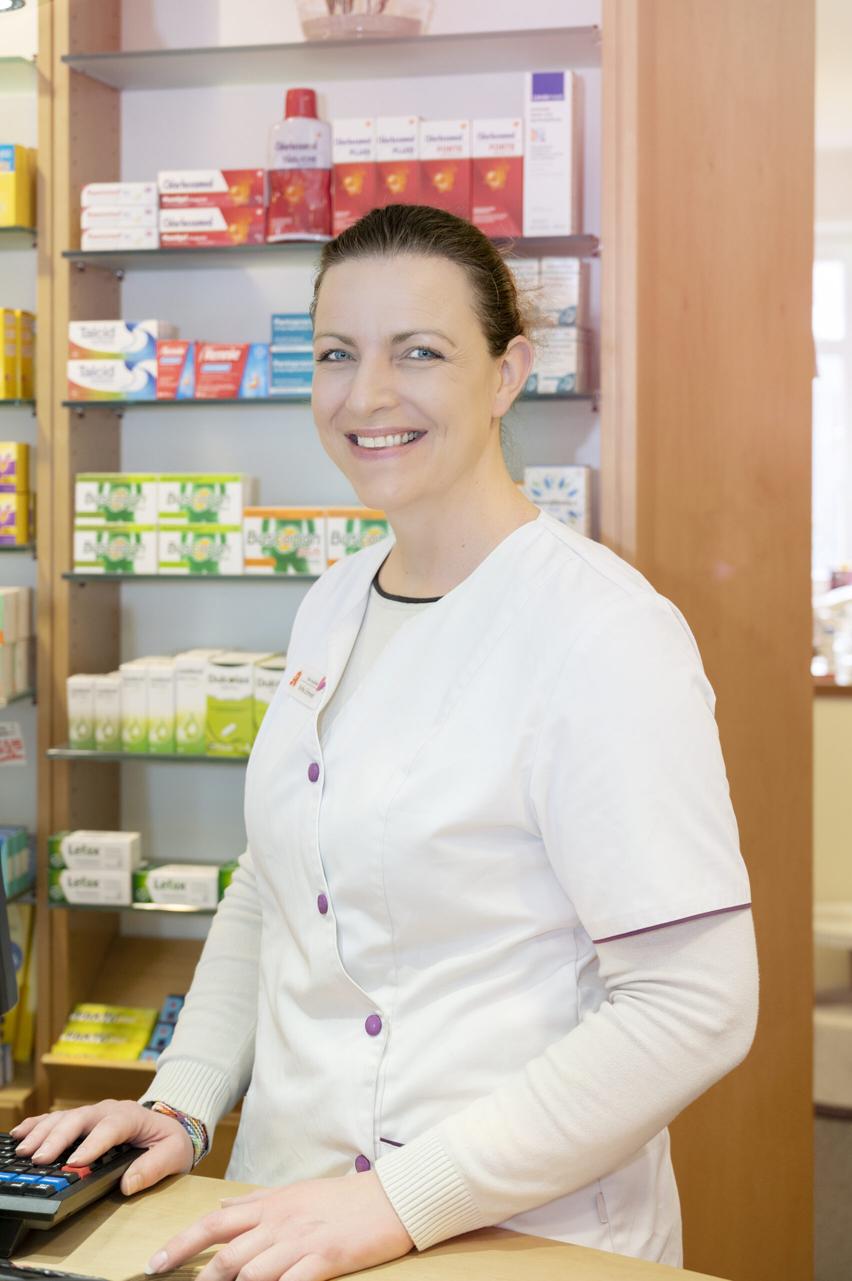 Birthe Pharmazeutisch-technische Assistentin Birthe Schmied steht im Kassenbereich der Biber-Apotheke