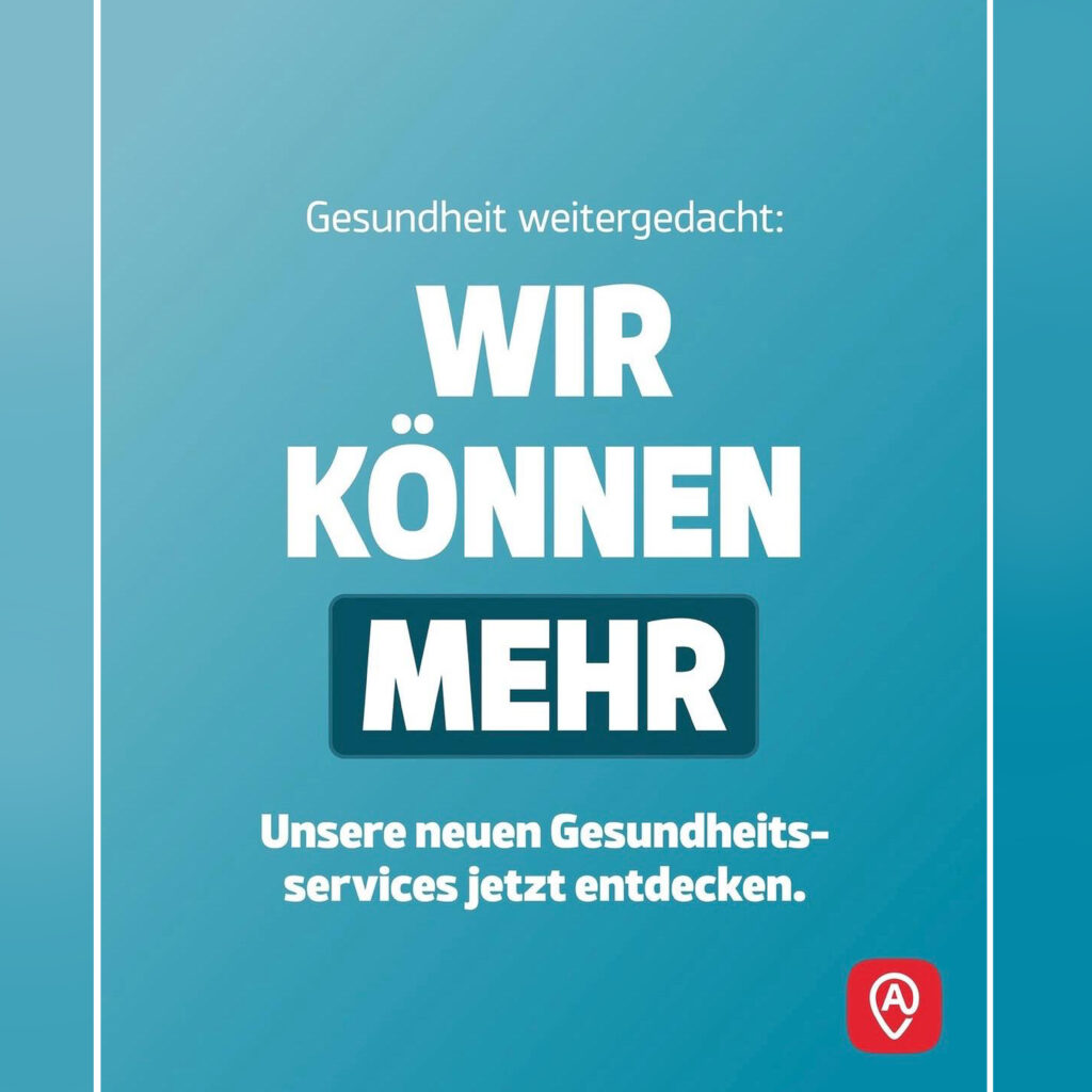 Ein quadratisches Werbeplakat in Türkis mit weißer Aufschrift zeigt den Slogan „Gesundheit weitergedacht: WIR KÖNNEN MEHR“ und fordert dazu auf, neue Gesundheitsservices zu entdecken, abgerundet durch ein rotes Apotheken-„A“-Logo unten rechts.