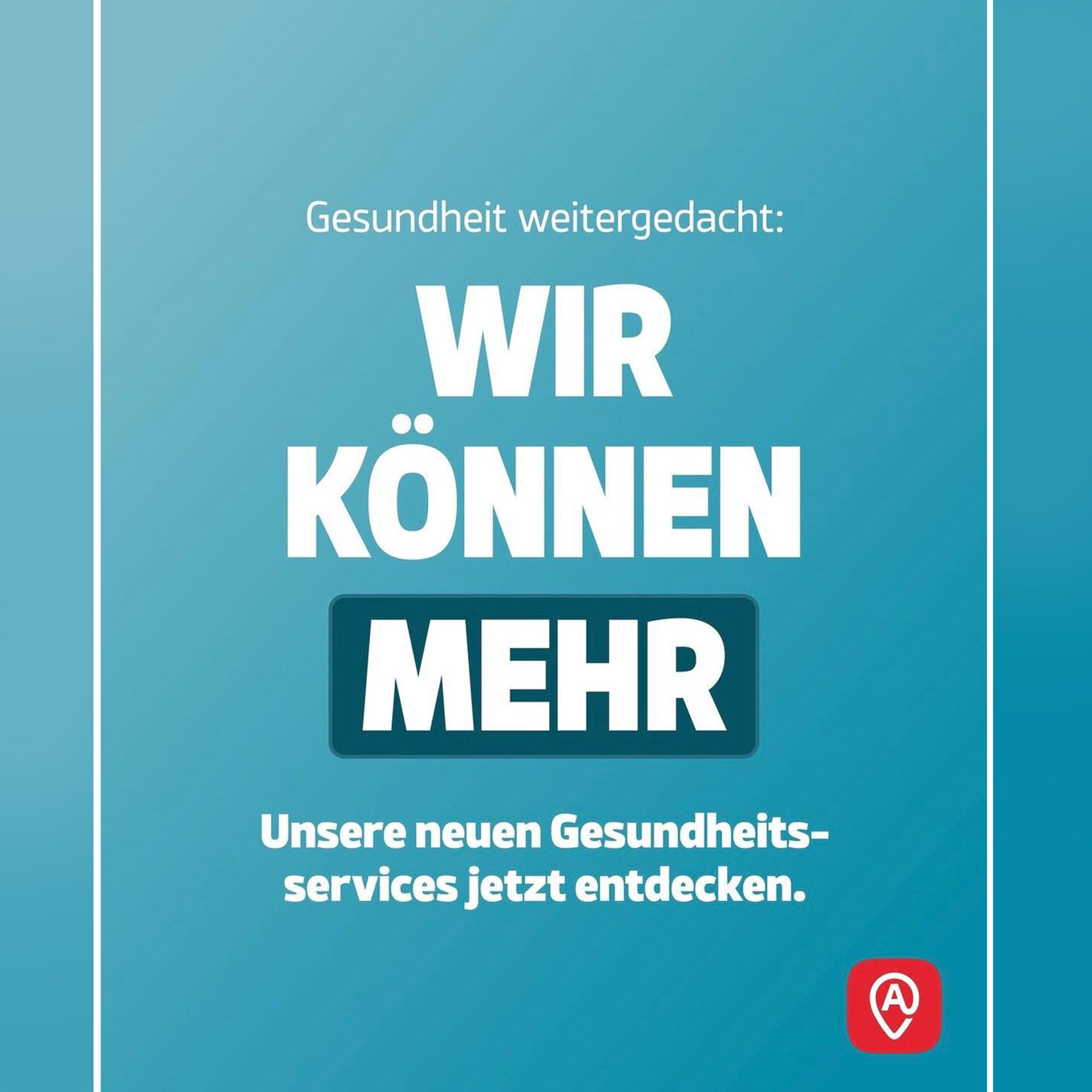 Ein quadratisches Werbeplakat in Türkis mit weißer Aufschrift zeigt den Slogan „Gesundheit weitergedacht: WIR KÖNNEN MEHR“ und fordert dazu auf, neue Gesundheitsservices zu entdecken, abgerundet durch ein rotes Apotheken-„A“-Logo unten rechts.