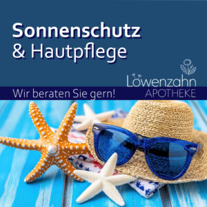 Ein Bild der Löwenzahn-Apotheke zum Thema „Sonnenschutz & Hautpflege“ zeigt eine sommerliche Szene mit blauer Sonnenbrille, Strohhut und Seesternen auf blauem Holz sowie den Hinweis „Wir beraten Sie gern!“.