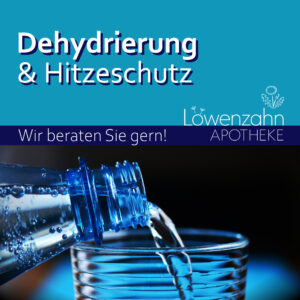 Grafik der Löwenzahn-Apotheke zum Thema „Dehydrierung & Hitzeschutz“, auf der frisches Wasser aus einer Flasche in ein Glas gegossen wird, ergänzt durch den Hinweis „Wir beraten Sie gern!“.