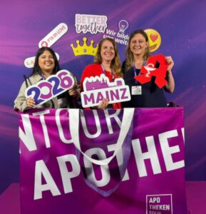 Drei lächelnde Frauen stehen nebeneinander in einer Fotobox der APOTHEKENTOUR in Mainz und halten Schilder mit der Aufschrift „2026“, „Mainz“ und dem roten Apotheken-A.