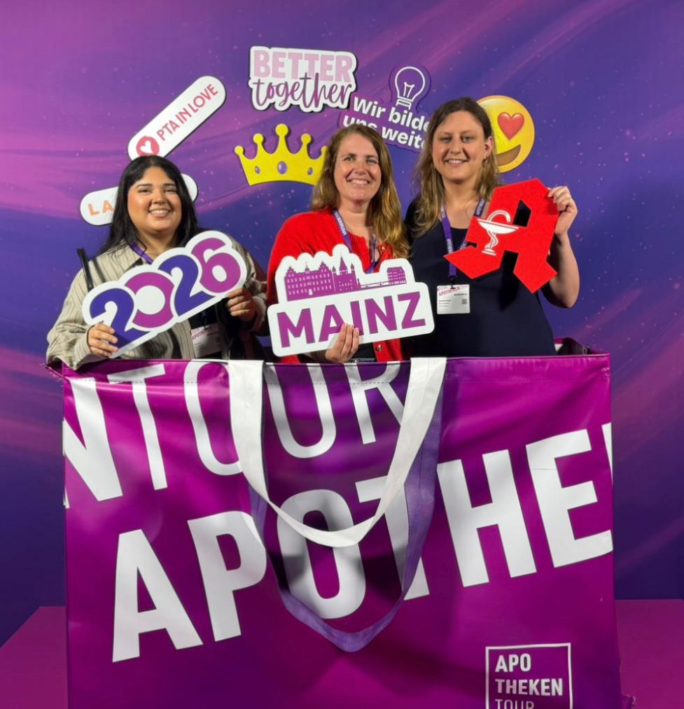 Drei lächelnde Frauen stehen nebeneinander in einer Fotobox der APOTHEKENTOUR in Mainz und halten Schilder mit der Aufschrift „2026“, „Mainz“ und dem roten Apotheken-A.